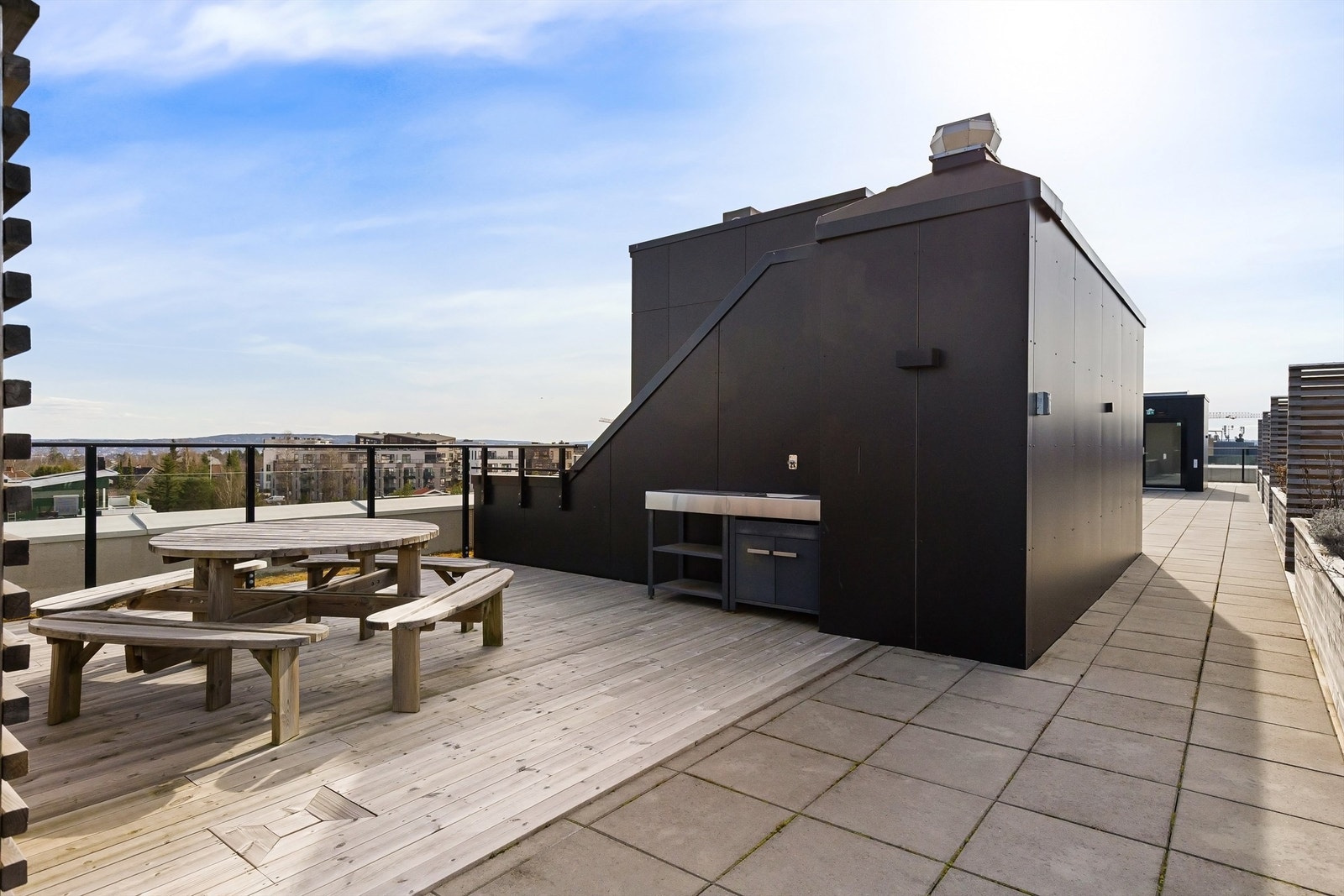 Felles takterrasse for beboerne i sameiet med sol fra tidlig morgen til sen kveld. Fantastisk utsikt utover alle himmelretninger Galleribilde