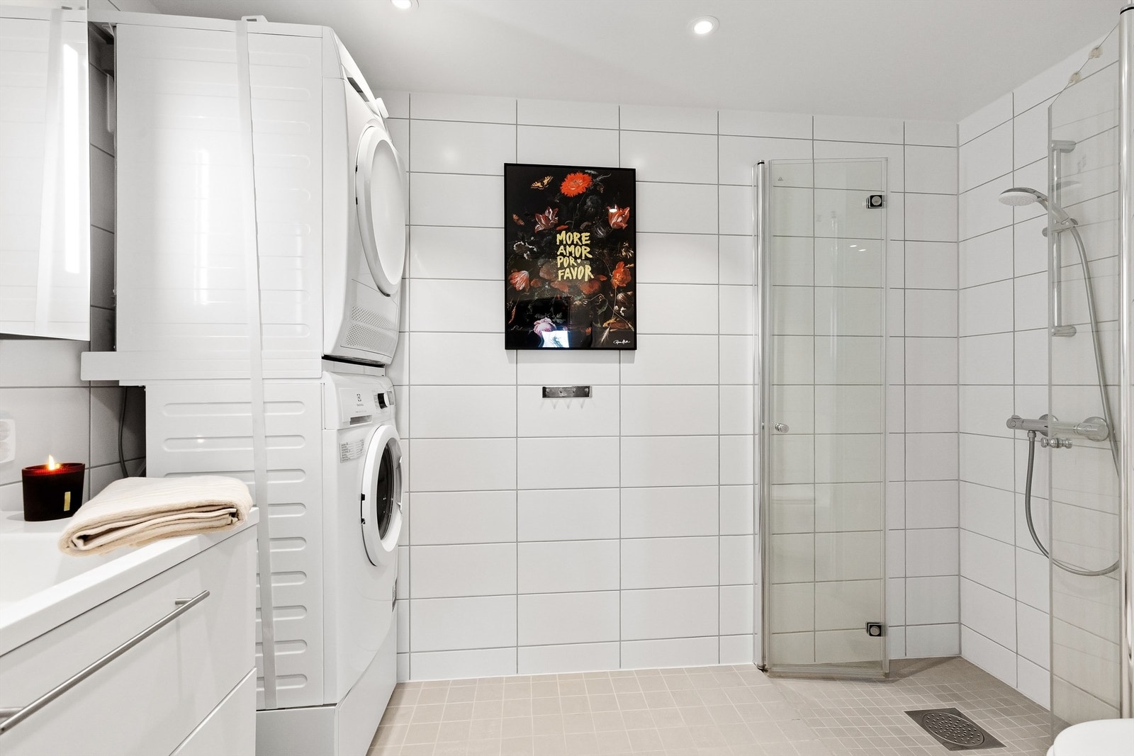 Moderne og romslig baderom med flislagt gulv med varme, downlights og opplegg for vaskemaskin. Varmtvann er inkludert i felleskostnadene. Galleribilde
