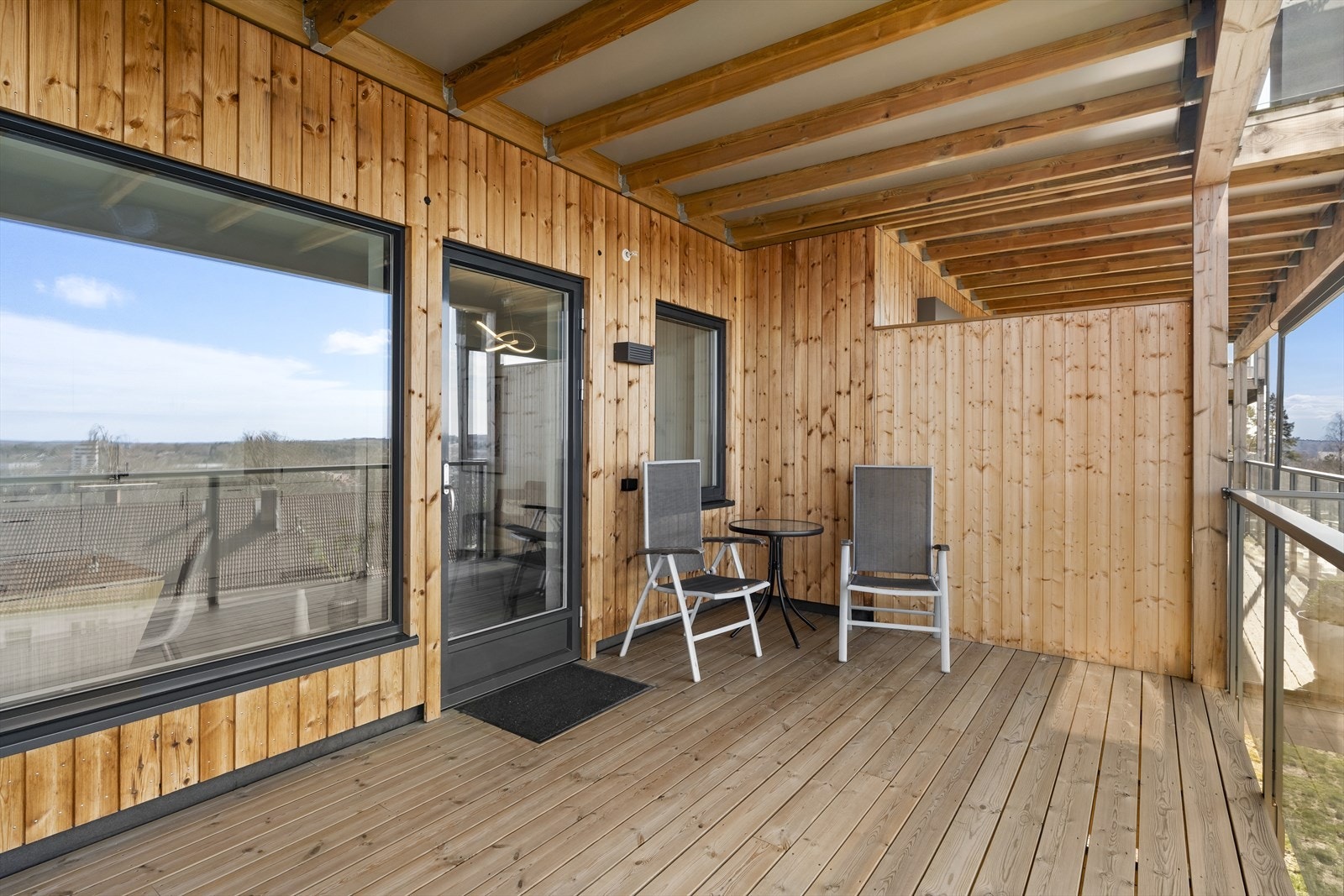 Takoverbygget balkong med belysning og stikkontakt på veggen. Galleribilde