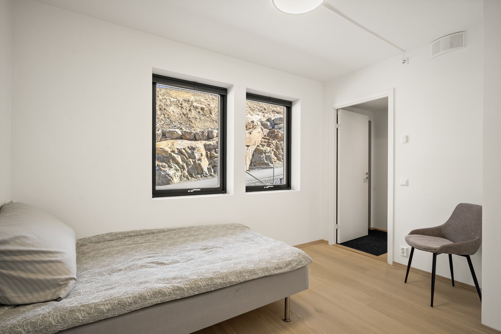 Innbydende soverom med god plass til dobbeltseng og garderobeløsninger. Galleribilde
