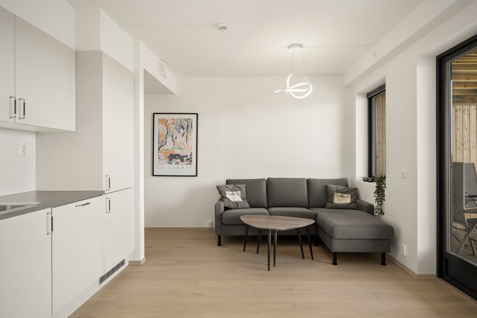 En lys og moderne leilighet med åpen og sosial stue- og kjøkkenløsning. Galleribilde