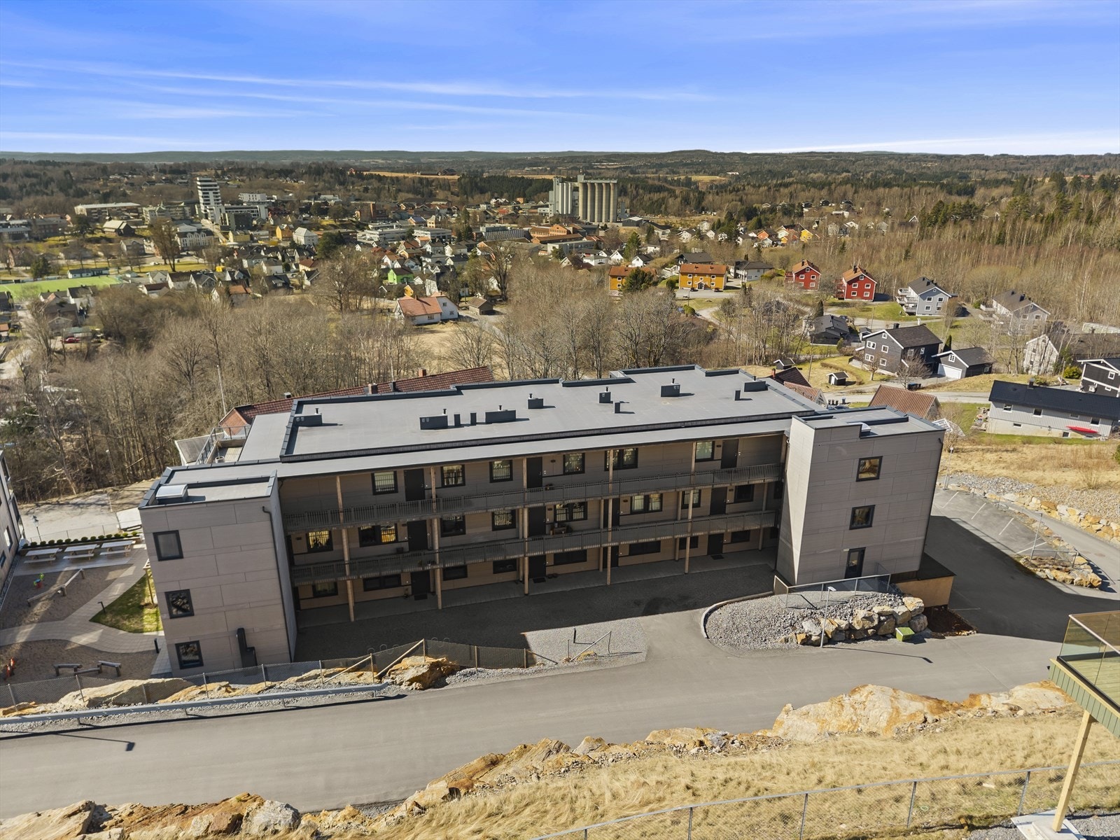 Eiendommen ligger i en rolig blindvei i et populært boligområde, med gangavstand til Mysen sentrum Galleribilde