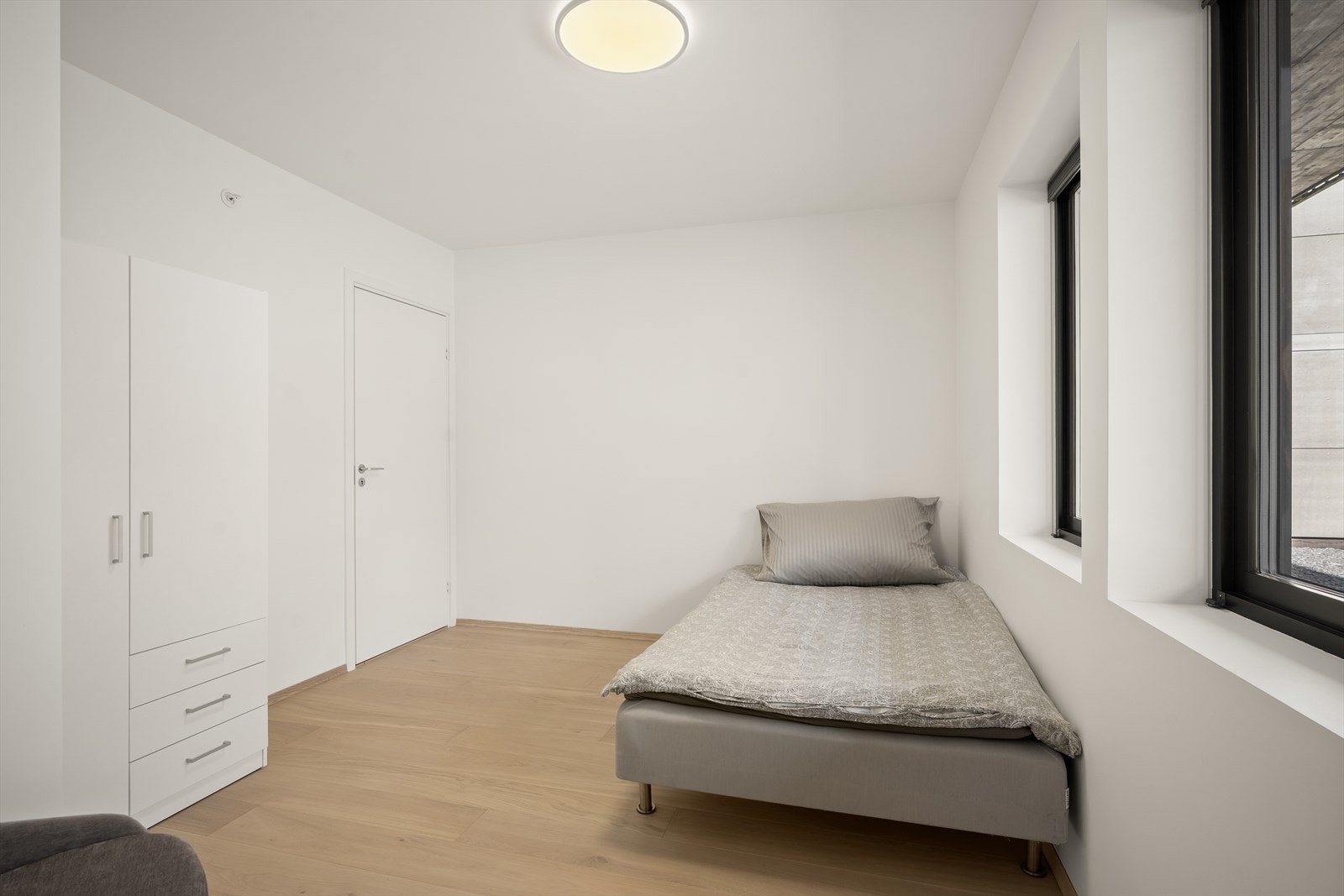 Fra soverommet er det tilgang til praktisk bod med gode oppbevaringsmuligheter. Galleribilde