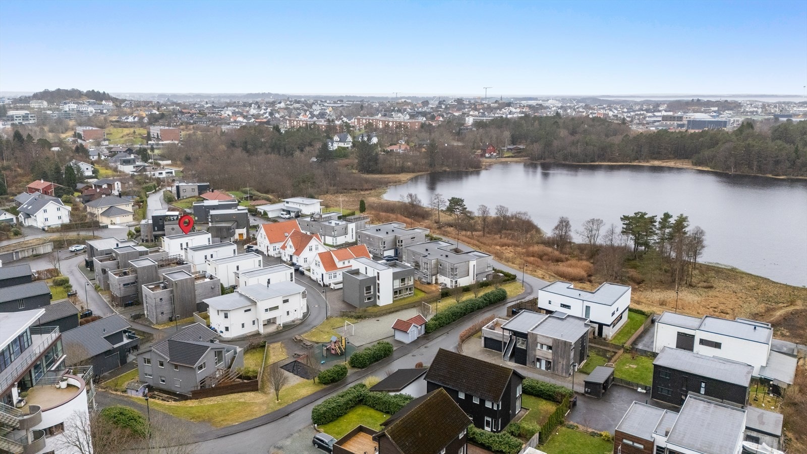 Her har man byens flotteste turområder like utenfor dørstokken i tillegg til korte avstander til flere skoler, nærbutikker og et mangfold av idrettsanlegg. Eiendommen har gode solforhold Galleribilde