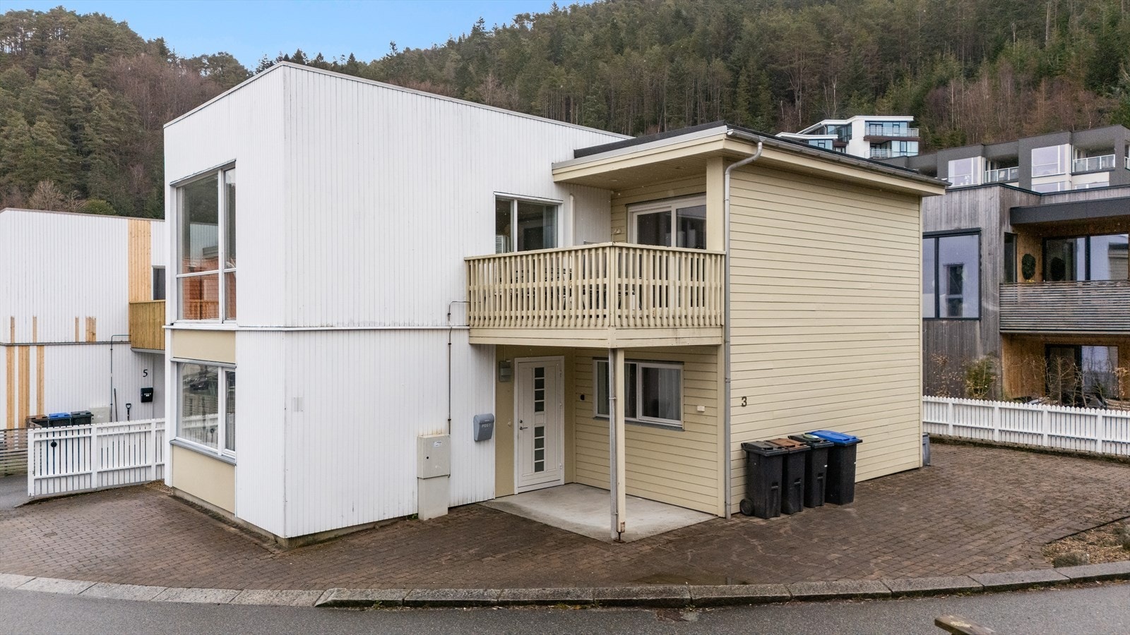 Det medfølger også 1 parkeringsplass og bod som ligger i felles garasjeanlegg ved inngangen til Ramsdalstunet. Galleribilde