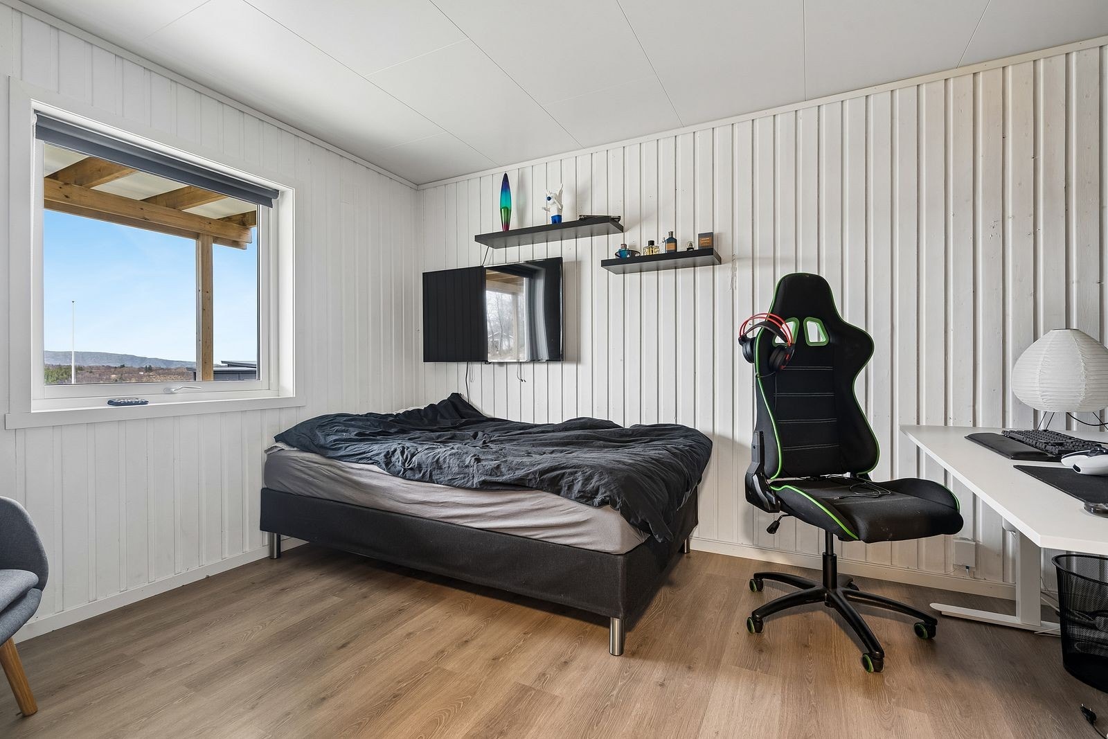 Rommet har plass til seng og skrivebord, samt vindu som gir naturlig lysinnslipp. Galleribilde