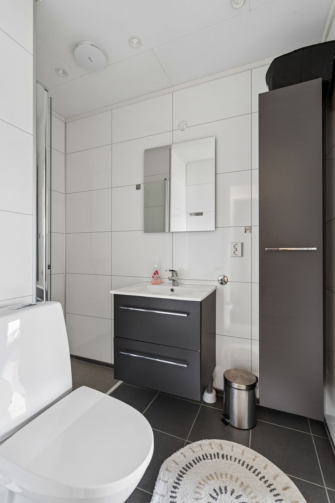 Badet har elektrisk styrt ventilasjon og tilført luft via dørspalte. Galleribilde