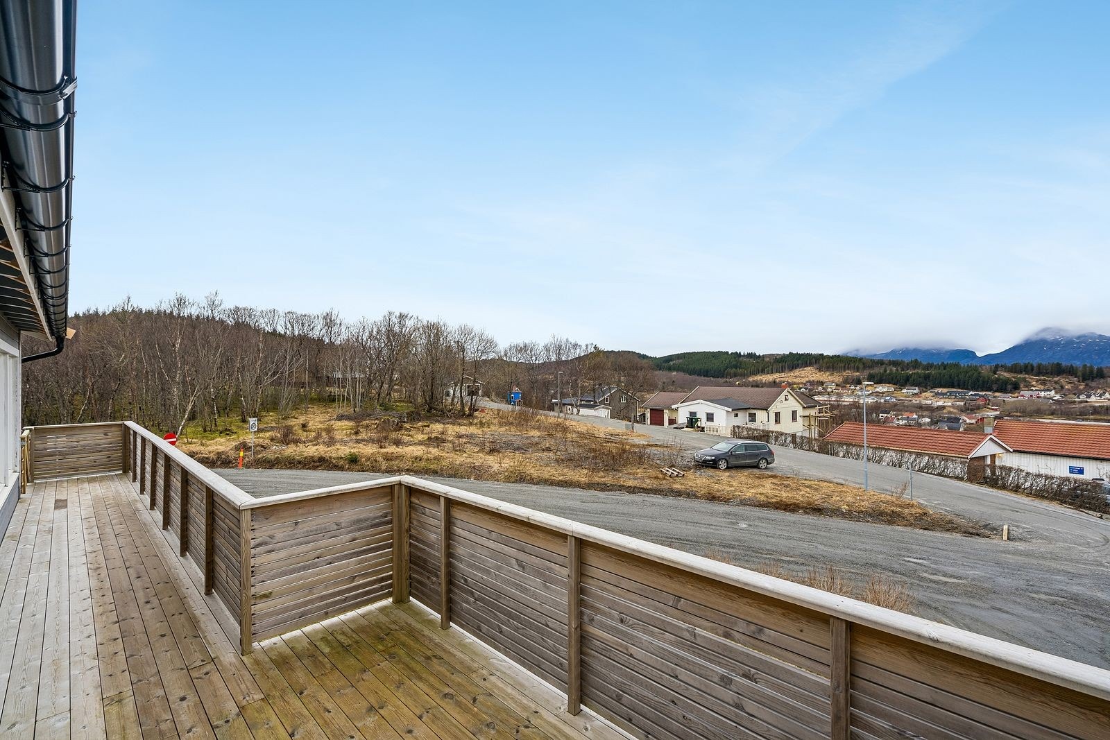 Terrassen på ca. 23 m² er konstruert med impregnert treverk. Galleribilde