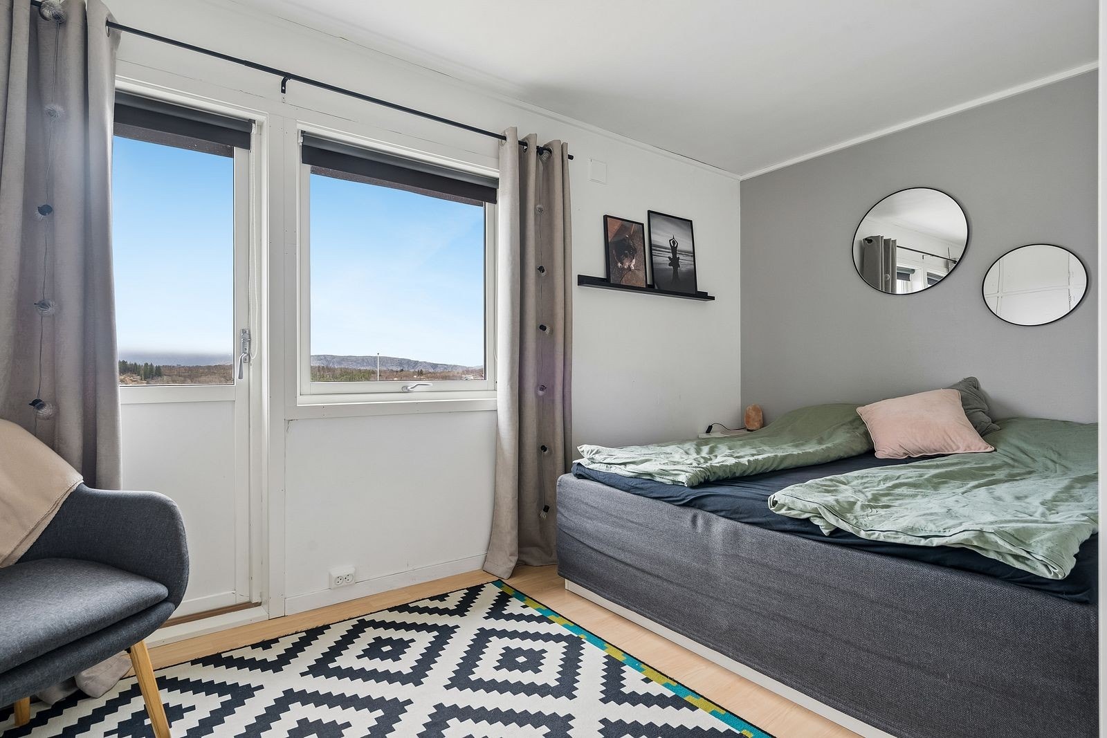 Soverommet har plass til dobbeltseng og innredning, med lys inn fra vindu. Galleribilde