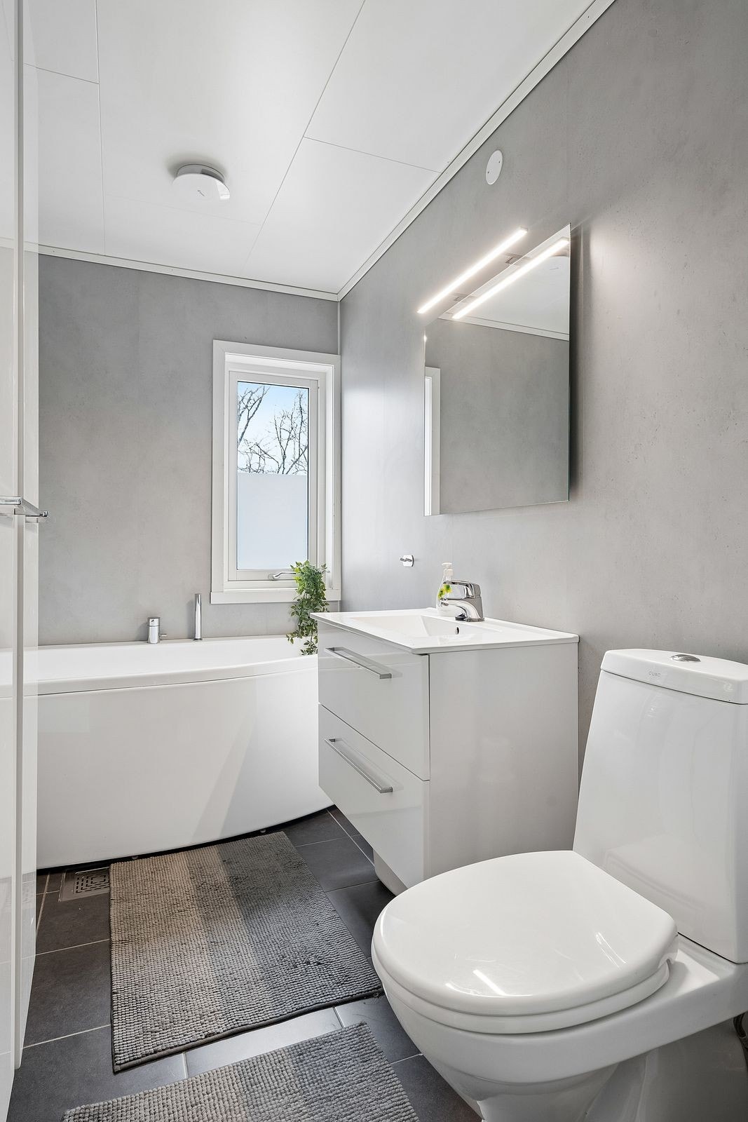 Badet har våtromsplater på veggene og malte himlingsplater i taket. Galleribilde