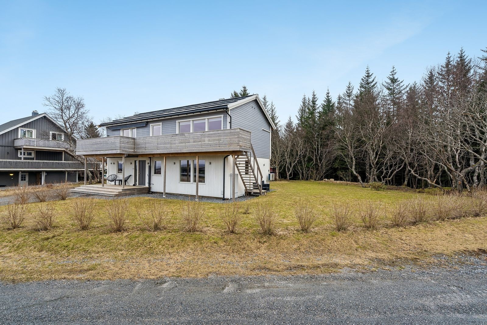 Tomten har en eiet grunn på ca. 967 m² med barnevennlige omgivelser. Galleribilde
