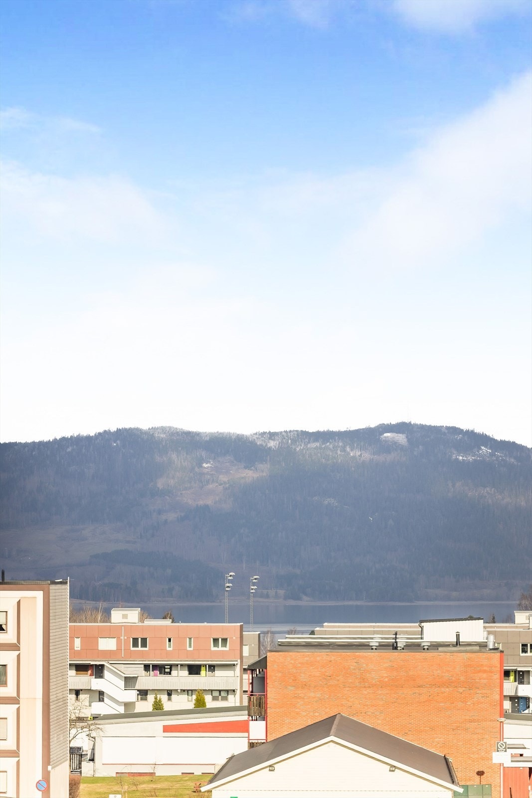 Fint utsyn mot Mjøsa og landskapet for øvrig. Galleribilde
