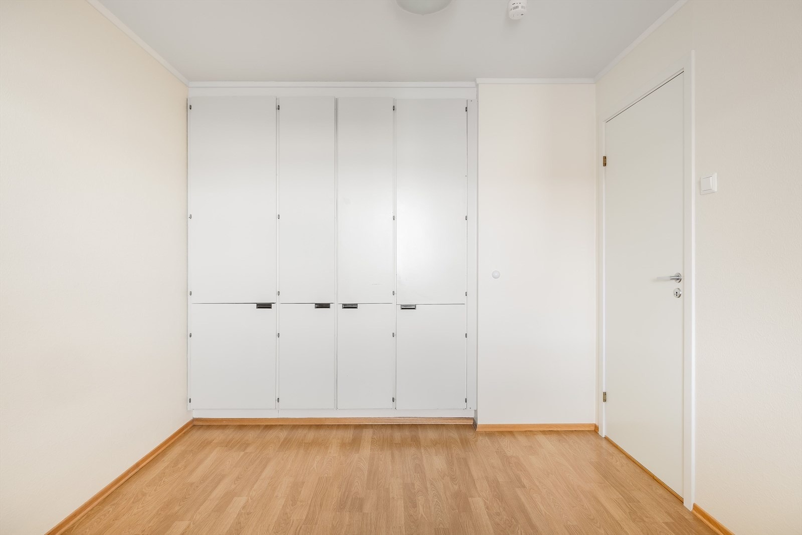 Det er plassbygde garderobeskap på den ene veggen. Galleribilde