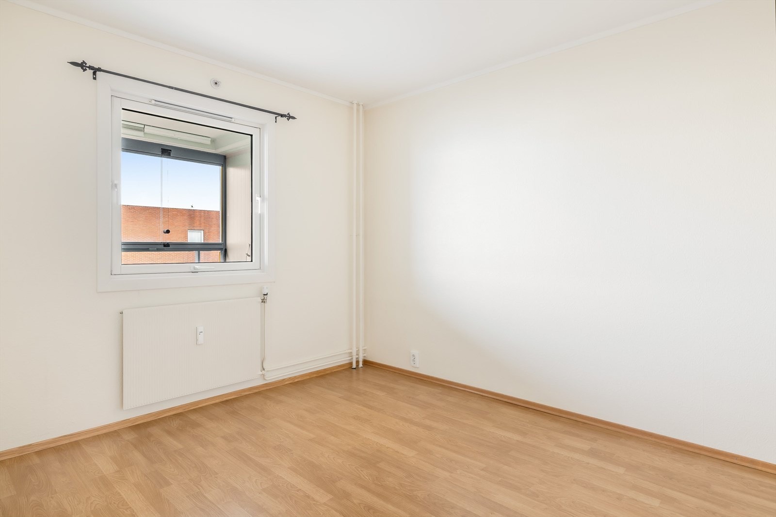 Leiligheten har ett soverom, som vender ut mot verandaen. Galleribilde
