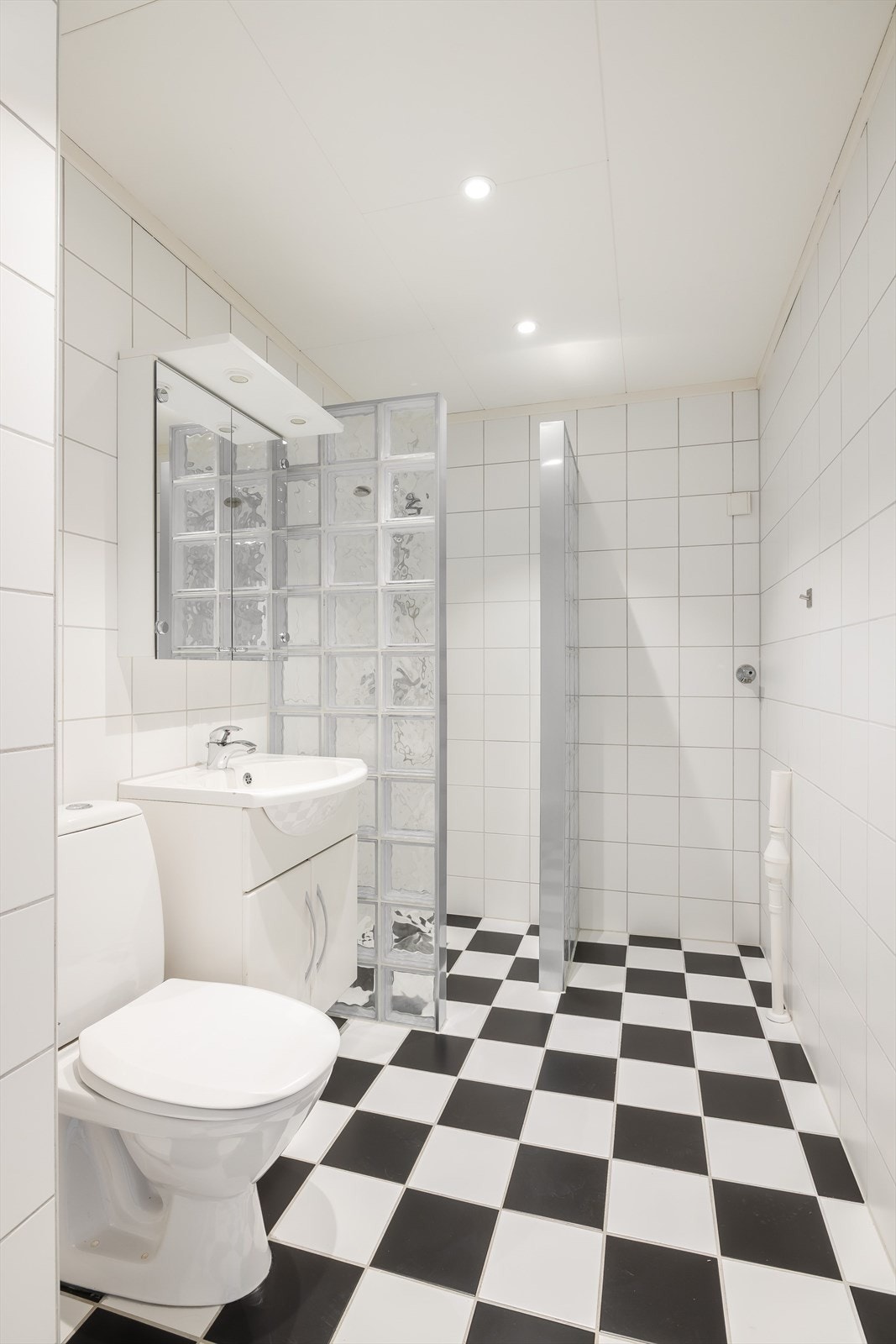 Flislagt bad med elektriske varmekabler i gulvet og downlights i himlingen. Det er opplegg for vaskemaskin på badet. Galleribilde