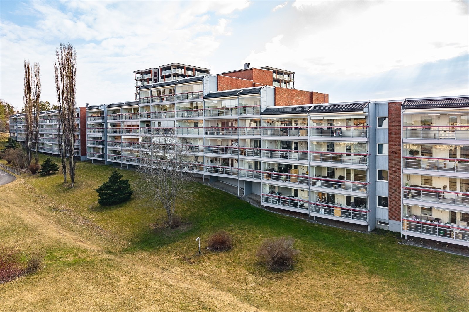 Leiligheten ligger i 3. etasje i langblokka på Hamar vest. Galleribilde