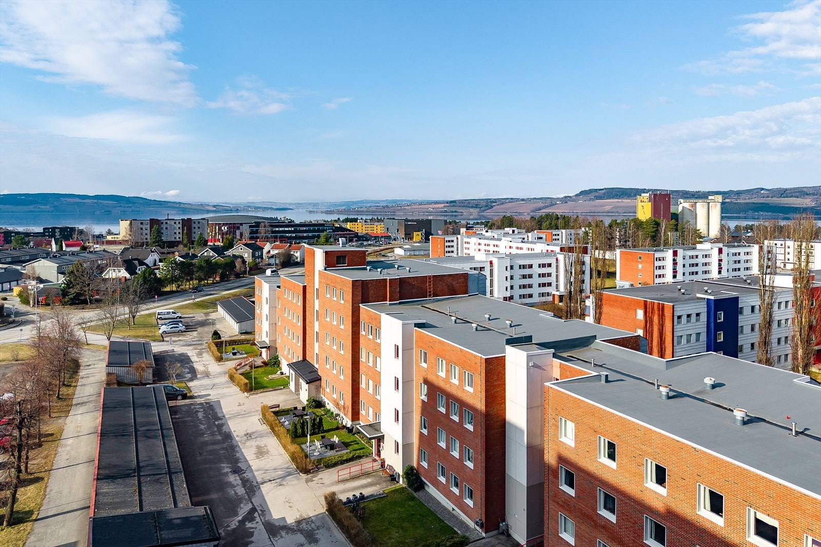 Det er eller kort vei til Mjøsa og Furuberget med fine turmuligheter, idrettshaller og bussforbindelse som tar deg rundt om i Hamar. Galleribilde