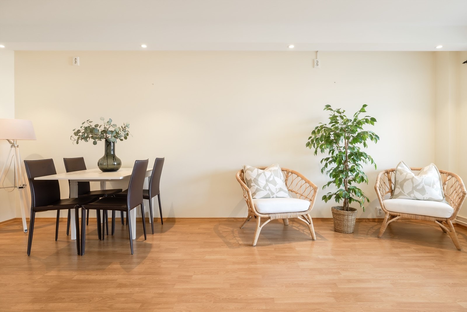 I stua er det plass til både sofagruppe og spisestuebord. Galleribilde