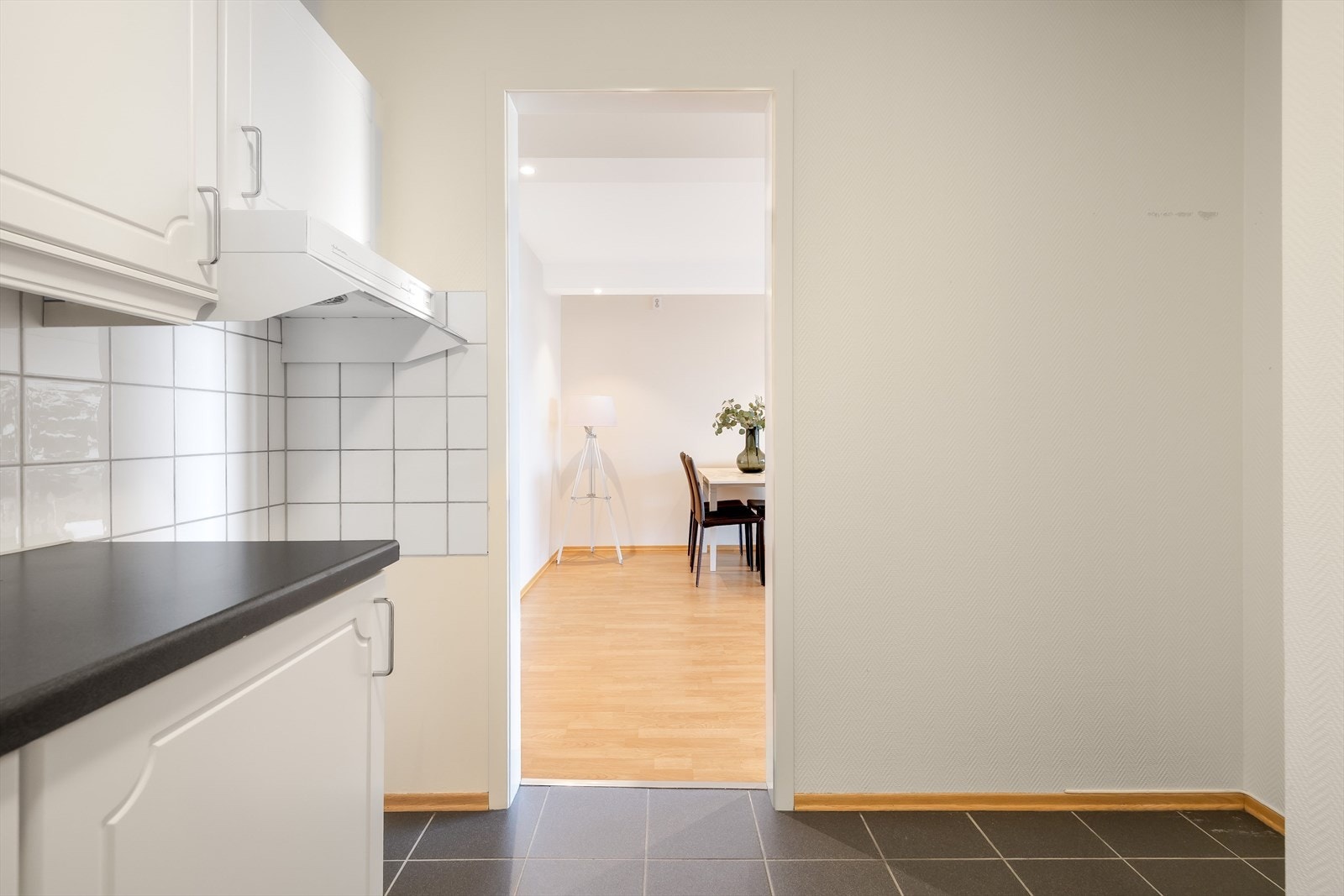 Det er plass til frittstående hvitevarer som komfyr, oppvaskmaskin og kjøleskap. Oppvaskmaskinen medfølger i handelen. Galleribilde