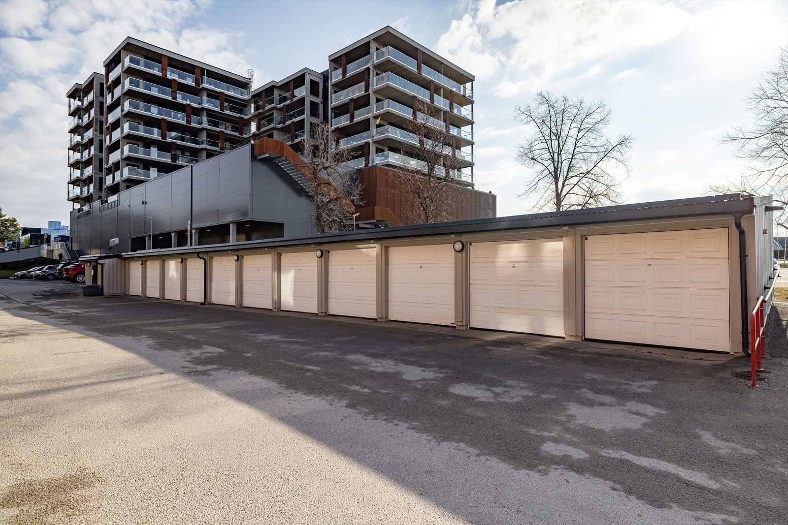 Borettslaget har garasjeplasser som kan leies etter ventelisteprinsippet. Borettslaget har montert flere elbil-ladere. Galleribilde