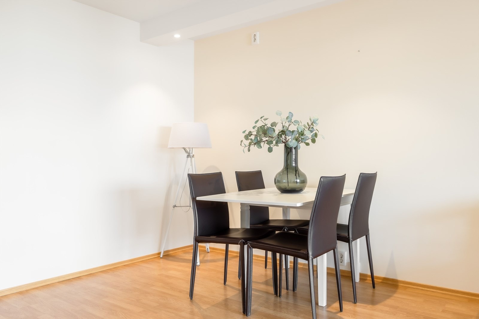 Lysmalte veggoverflater og gulv med laminat. Leiligheten varmes hovedsakelig opp med fjernvarme til radiatorer. Galleribilde