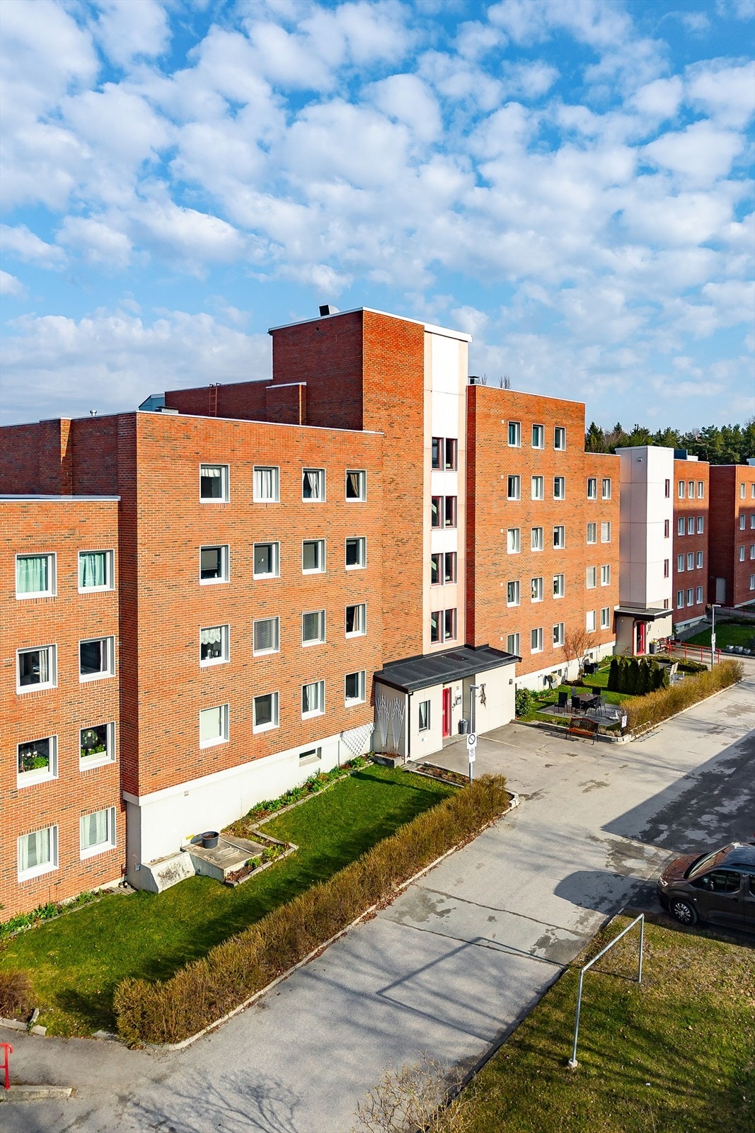 Det er umiddelbar nærhet fra leiligheten til Storhamarsenteret som har blant annet dagligvarebutikk, apotek og spisested. Galleribilde