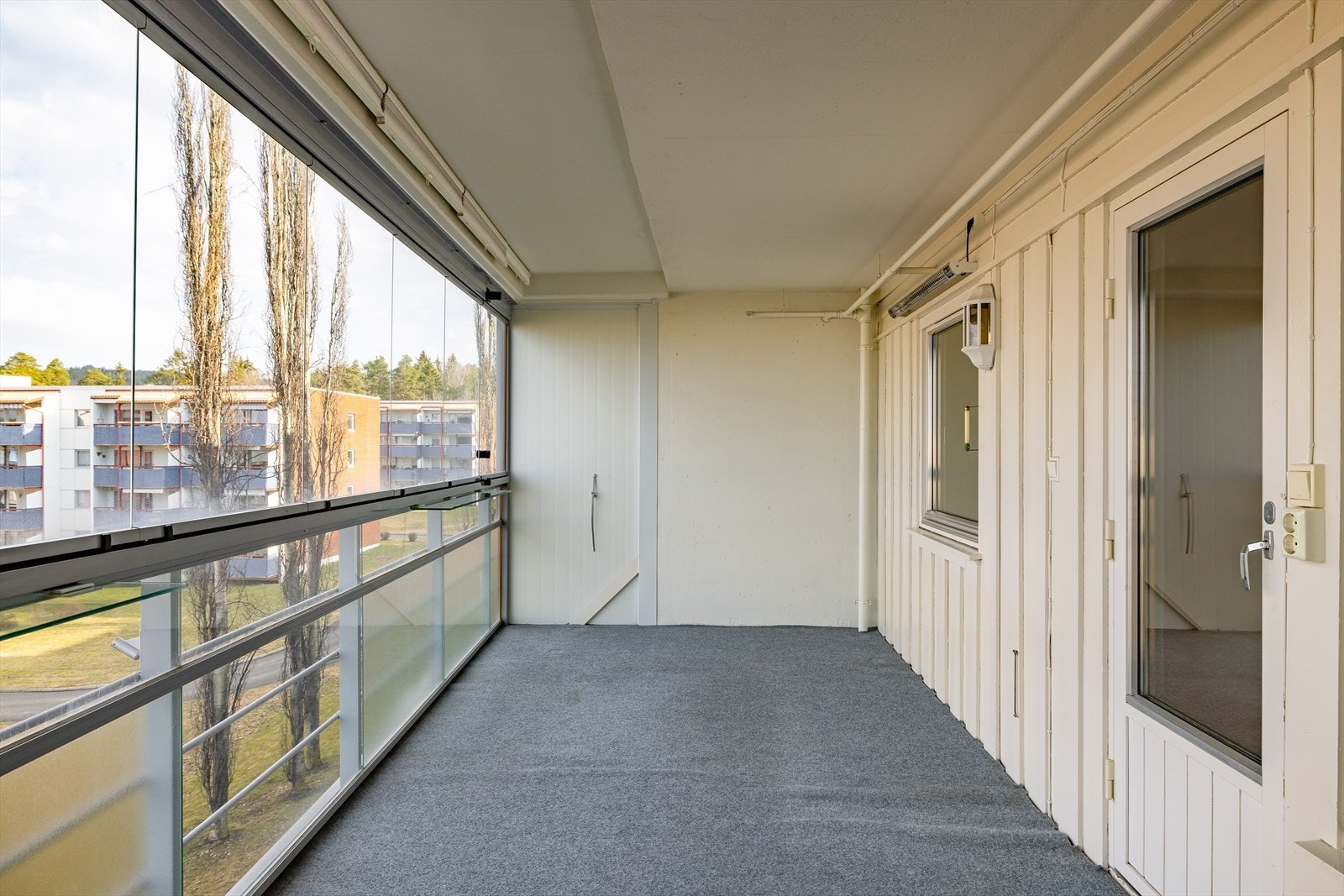 Det er montert varmelamper og pliséegardiner. Galleribilde