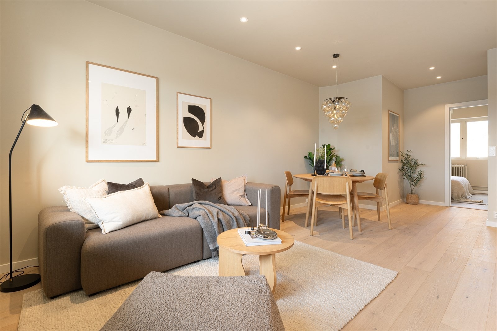 Stuen har flere møbleringsmuligheter med plass til sofagruppe og spisestue Galleribilde