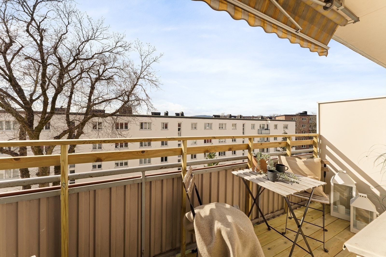 Balkong med plass til sittegruppe, grill og beplantning Galleribilde