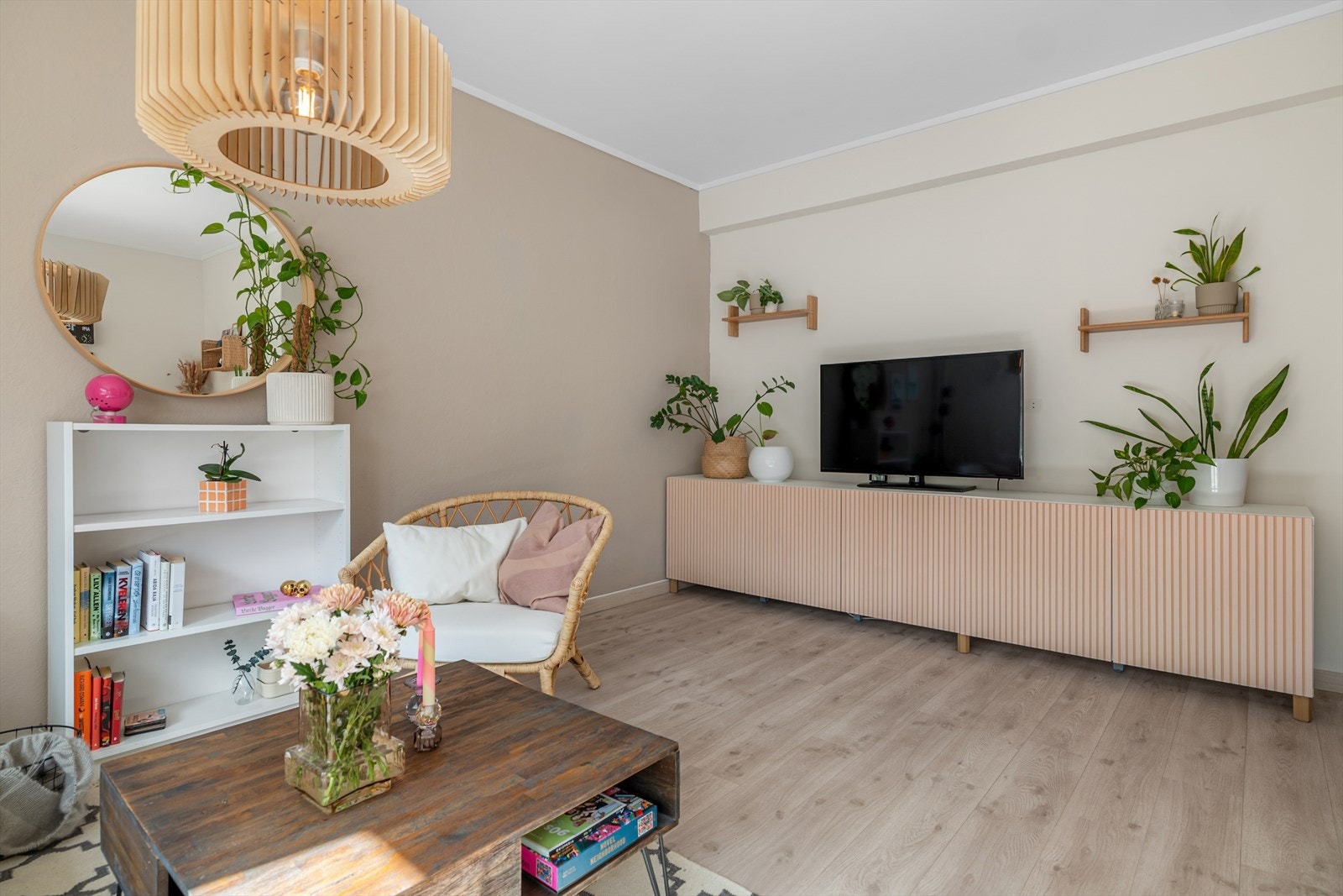 Den gode takhøyden og de store veggflatene gir mulighet for flere oppbevaringsmøbler og hylleløsninger. "Siden oppvarming og varmtvann er inkludert i felleskostnadene er strømforbruket ganske beskjedent." Ca 400-600kr per mnd. iflg. selger. Galleribilde
