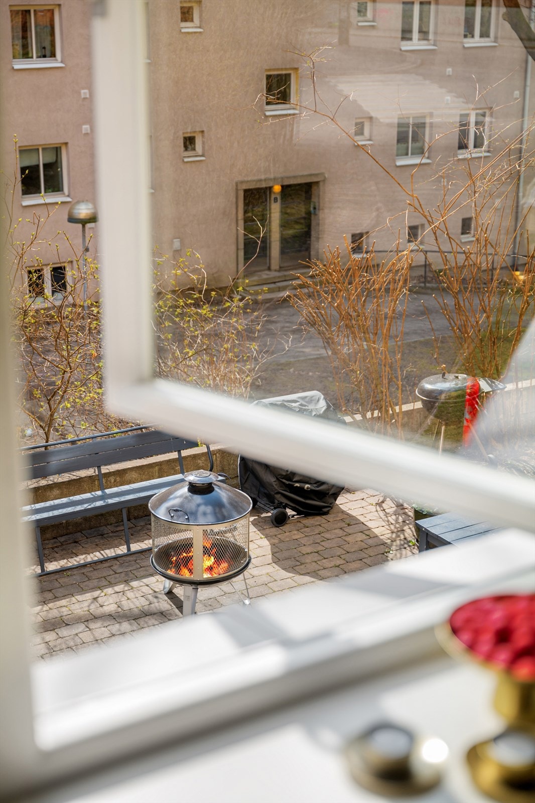 Fra stuen har du en hyggelig utsikt mot den pent opparbeidede bakhagen. Galleribilde