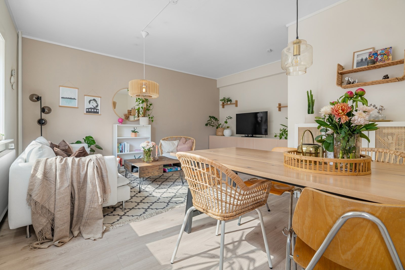 Flere i aksjelaget har bygget om leiligheten til en 3-roms ved å flytte kjøkkenet inn i en del av stuen. Se planskisse med forslag til alternativ planløsning. Galleribilde