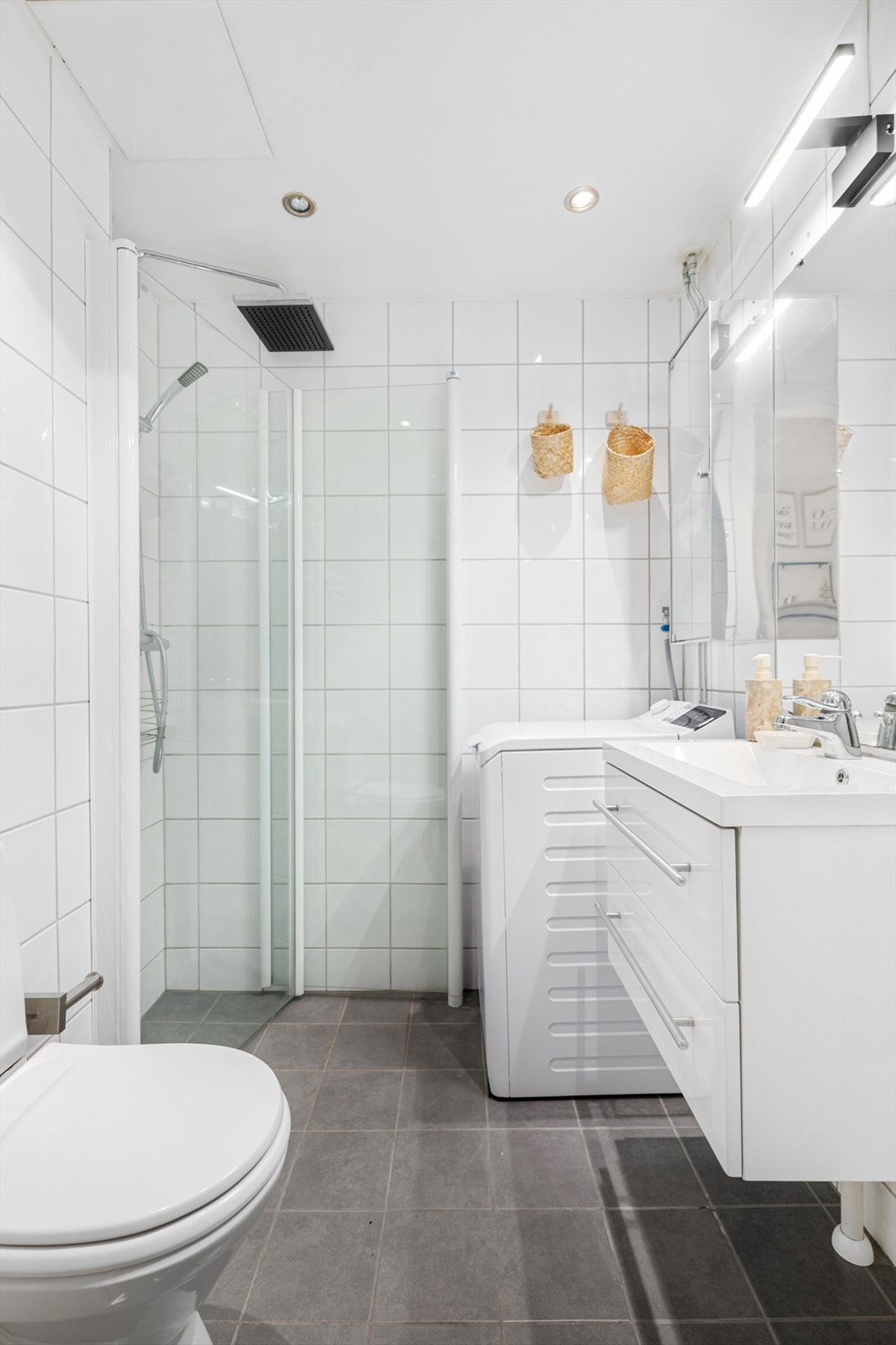 Badet ble oppgradert i 2005 i regi av aksjelaget. I 2022 ble det lagt nye varmekabler og gulvfliser. Det er opplegg for vaskemaskin ved siden av sevantskapet og vaskemaskin medfølger. Det er i tillegg fellesvaskeri som kan benyttes. Galleribilde