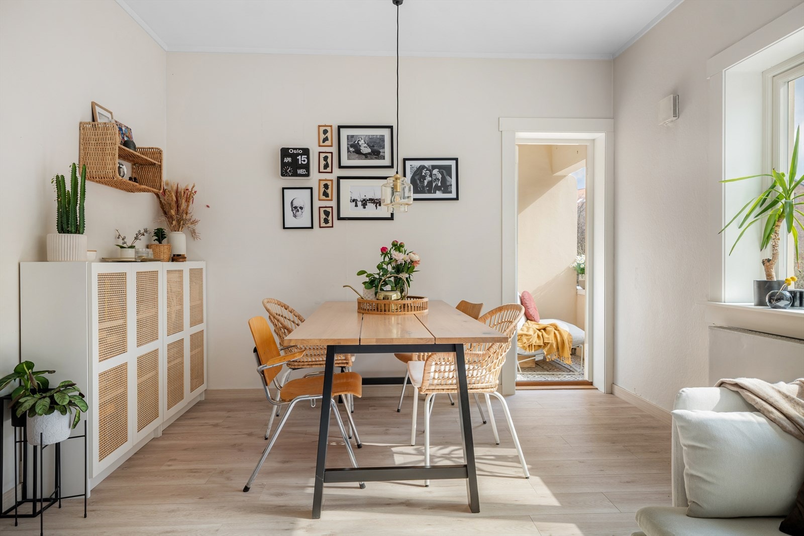 En stor gulvflate tillater mange ulike møblering/innredningsløsninger. Du kan innrede med et stort spisebord og ha mange middagsgjester til bords her. Galleribilde
