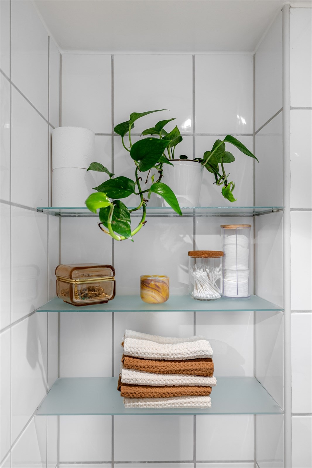 Den integrerte hyllen er en fin oppbevaringsplass for planter og fine baderomsdetaljer. Galleribilde
