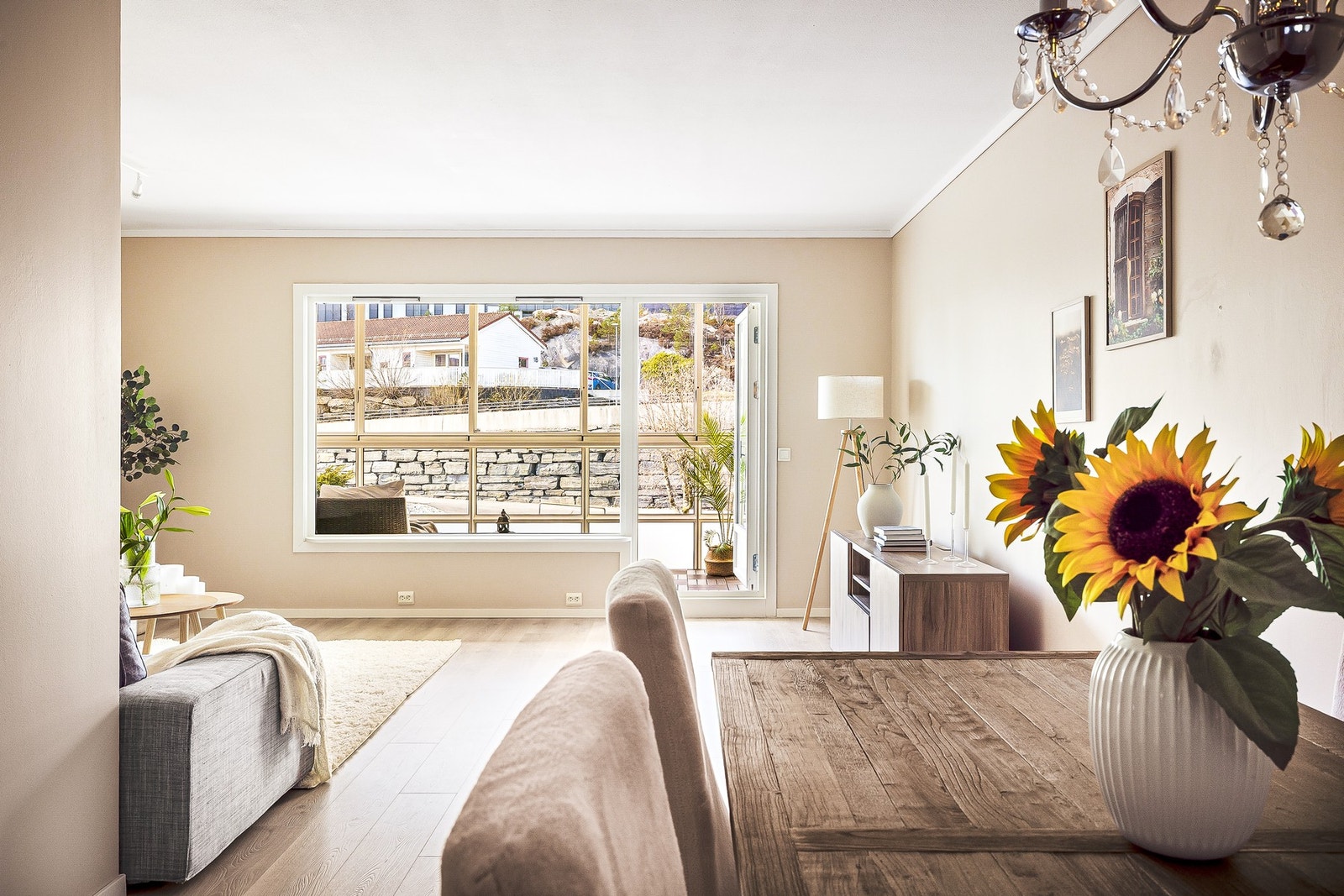 Leiligheten byr på en gjennomtenkt og praktisk planløsning med god romfølelse, og fremstår med nøytrale, tidløse overflater i samtlige rom. Galleribilde