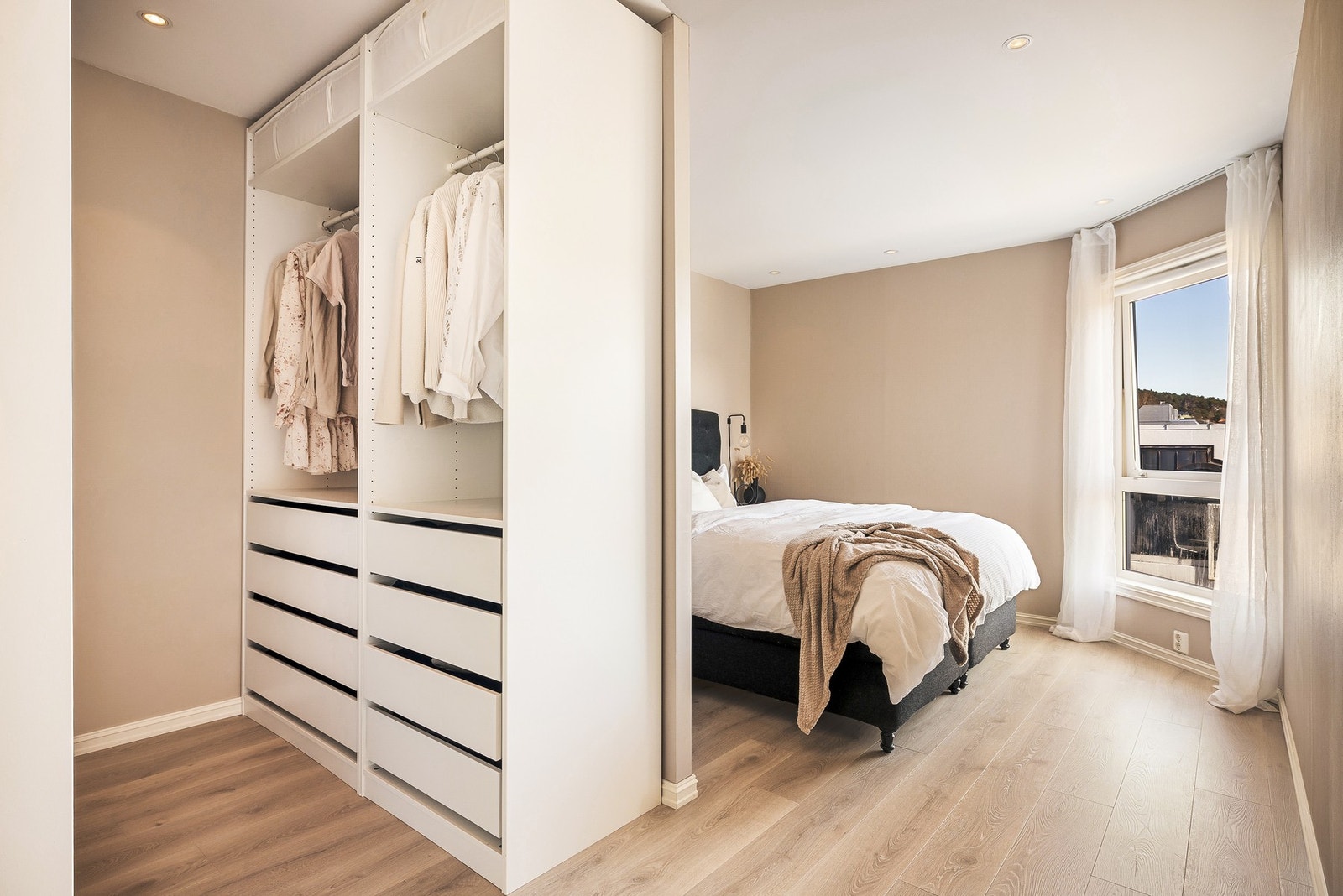Leiligheten har to soverom på henholdsvis 17,4 og 10,3 kvm. På hovedsoverommet er det innredet meg walk-in garderobe. Galleribilde