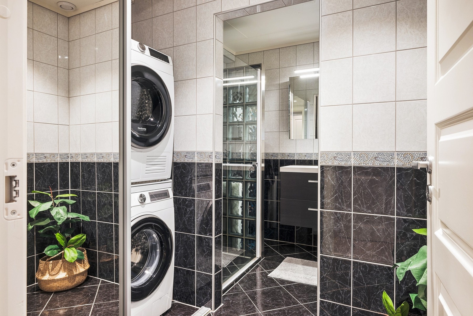 Badet på 7,2 kvm er helflislagt og har dusjhjørne med skyvedører, skapinnredning og skuffeinnredning med overliggende servant, samt opplegg for vaskemaskin. Galleribilde
