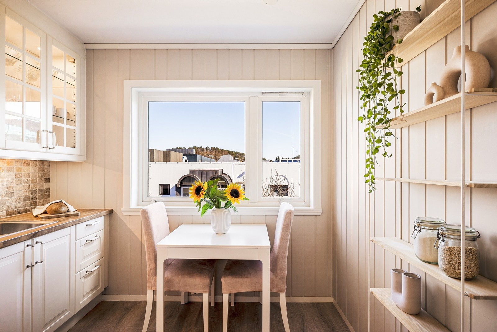 Kjøkkenet på 8,7 kvm er utstyrt med innredning fra Ikea med profilerte fronter, laminert benkeplate og stålvask. Galleribilde