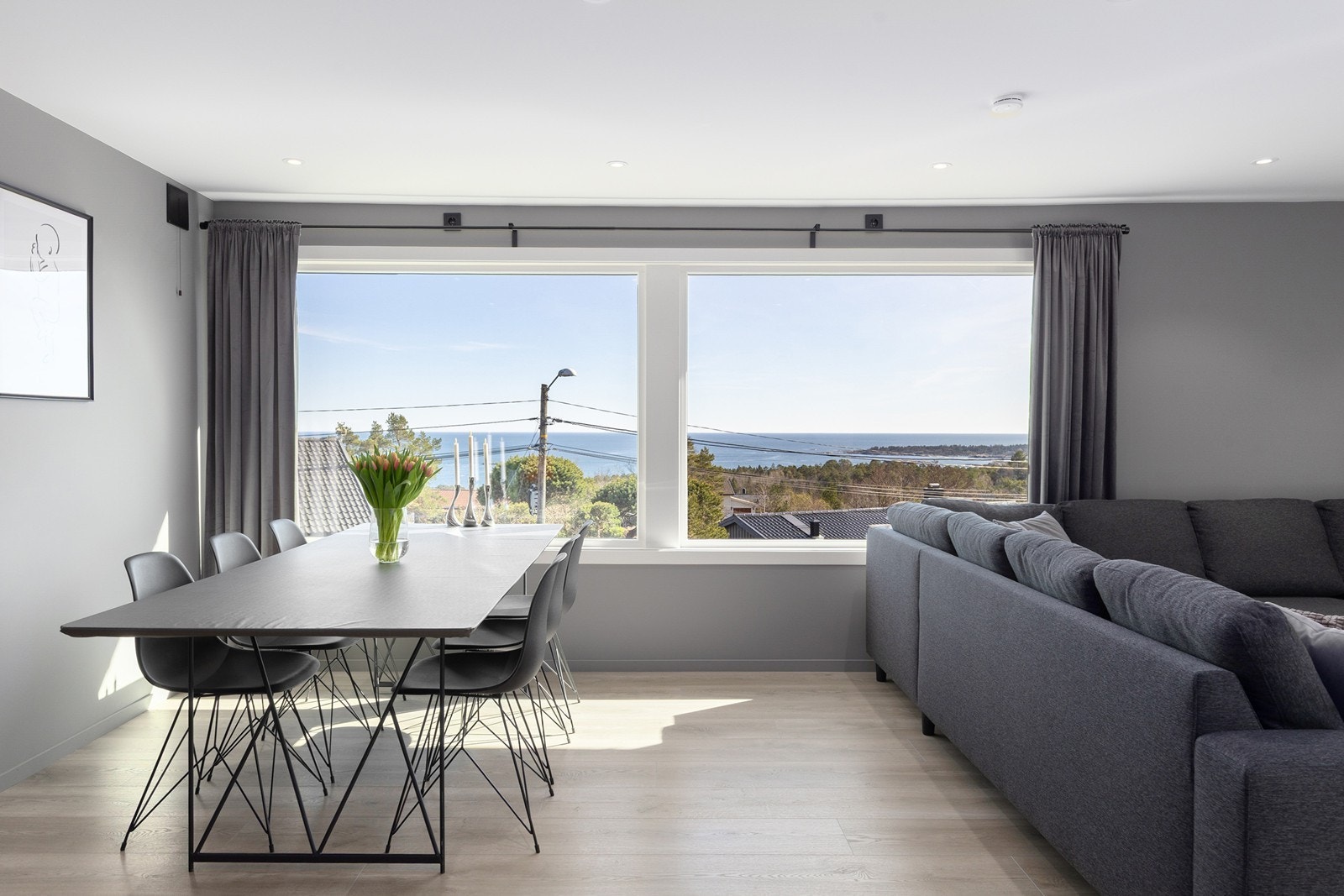 Fra spisebordet kan man drømme seg bort med lekker utsikt til havet. Galleribilde
