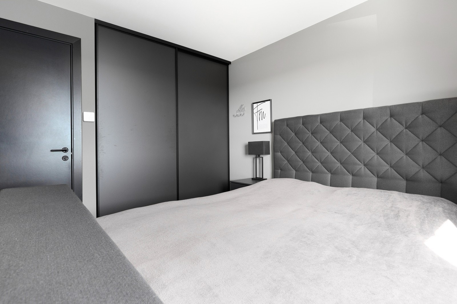 Boligen har totalt 4 soverom, og alle har høy standard. Her med skyvedørsgarderobe. Galleribilde