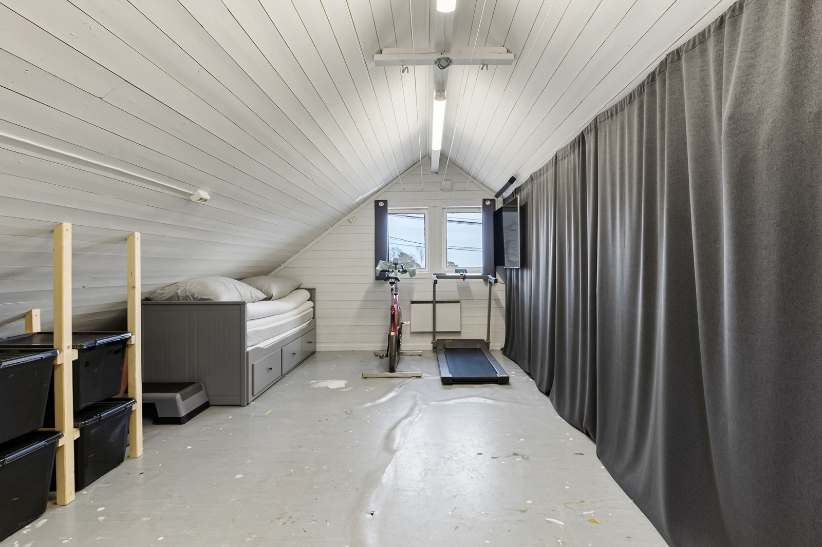 Over garasjen er det et innredet rom som idag ikke er brukt mye. Her er det mange muligheter for de som ønsker å utnytte dette. Galleribilde