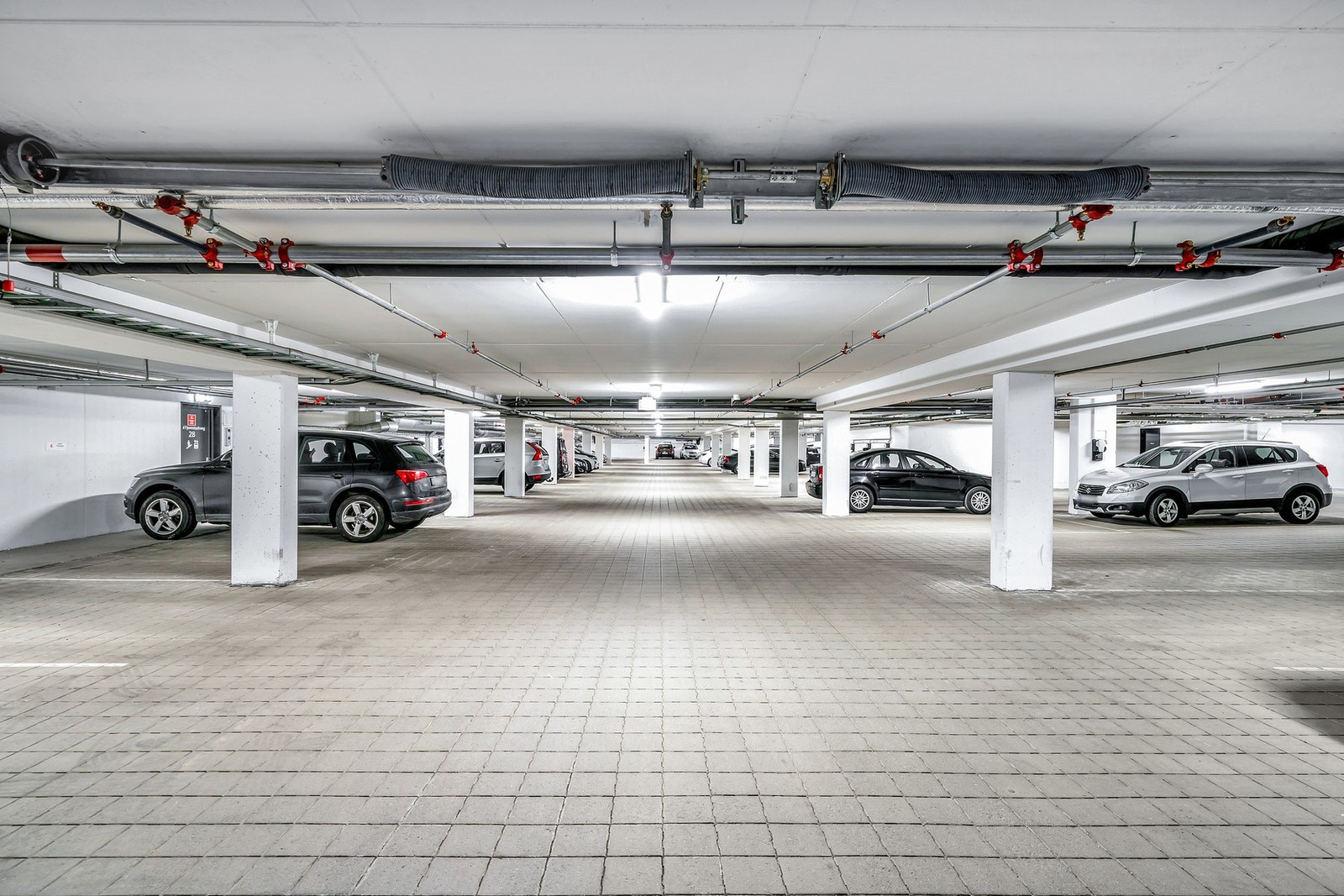 Romslig parkeringskjeller under blokkene. Galleribilde