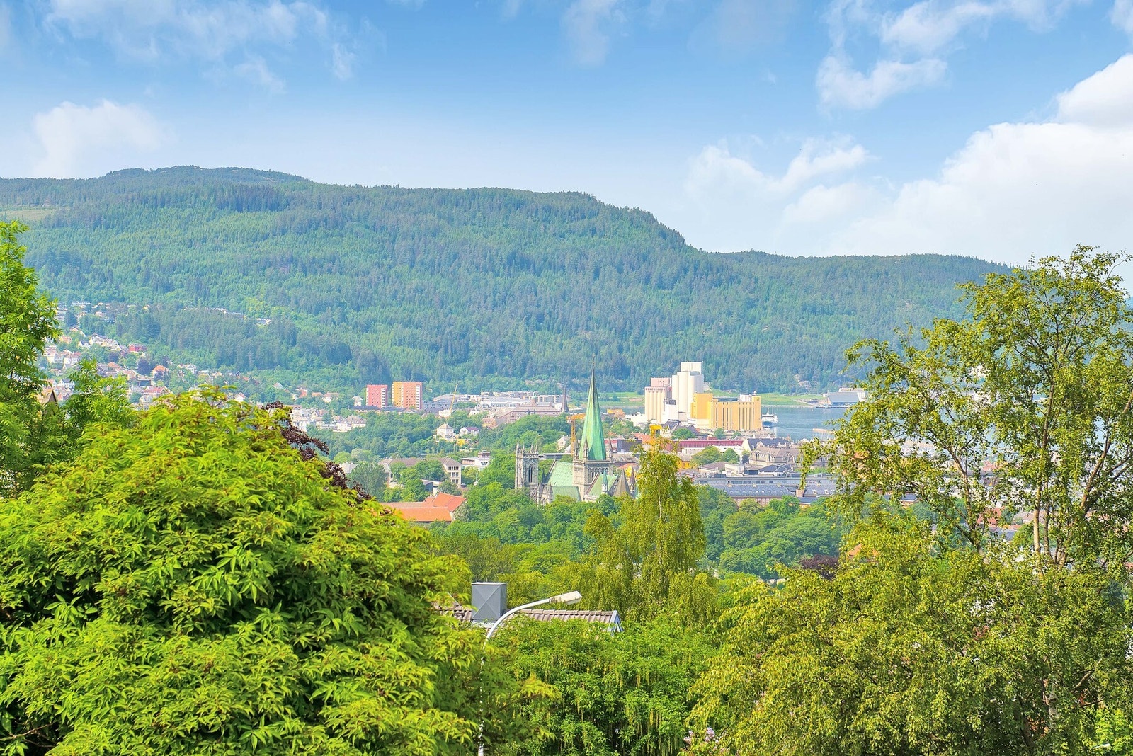 Man kan sitte ute på Kvilhaugen Gård å nyte denne flotte utsikten. Galleribilde