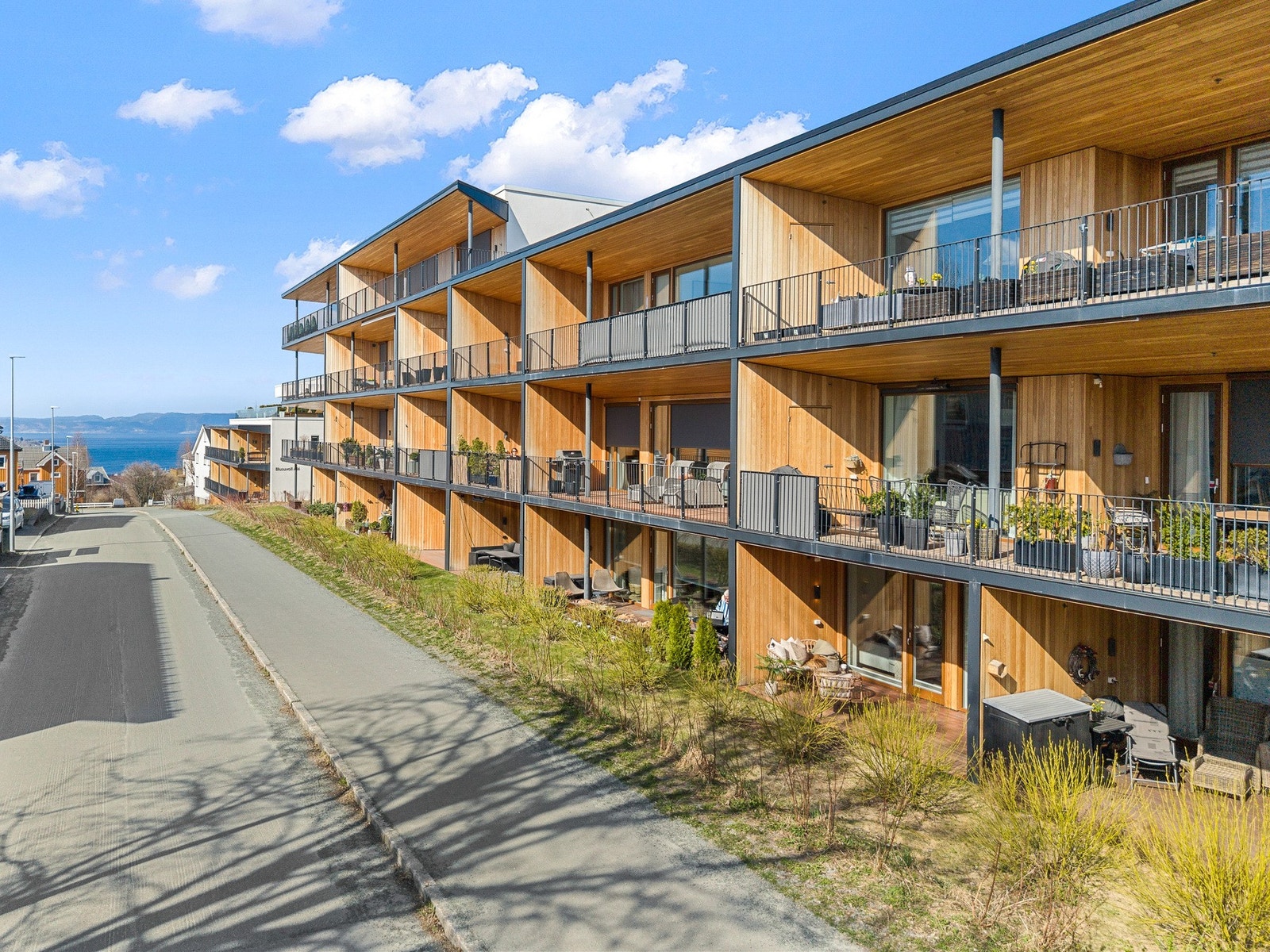 Flott fasade på et av byens fineste sameier. Galleribilde