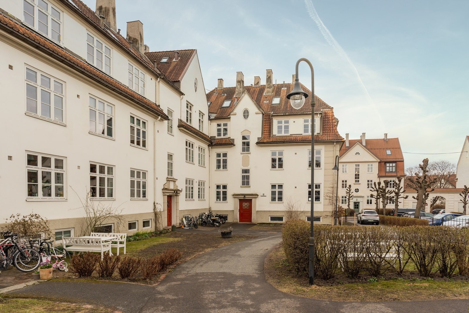 Her er gode fasiliteter som sykkelparkering og sittegrupper Galleribilde
