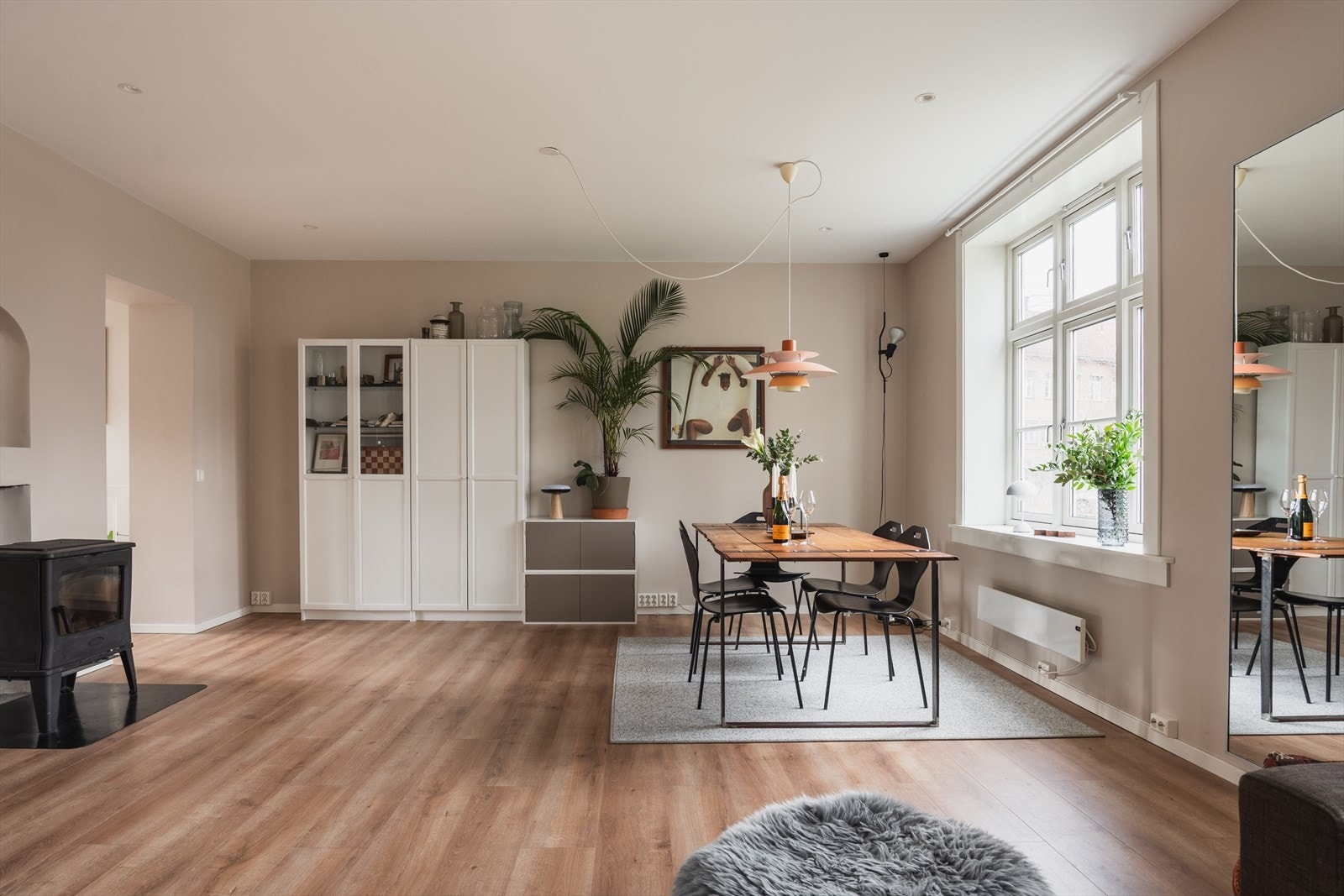 Leiligheten oppleves som lys og luftig med store vindusflater som slipper inn rikelig med dagslys Galleribilde