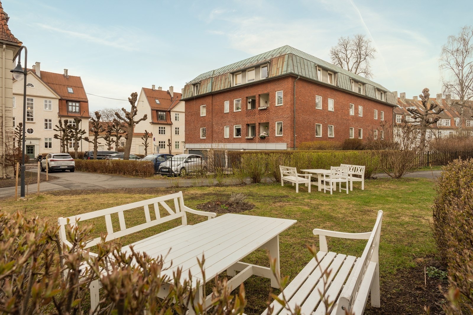 Tilknyttet borettslaget er det grønne og frodige fellesarealer Galleribilde
