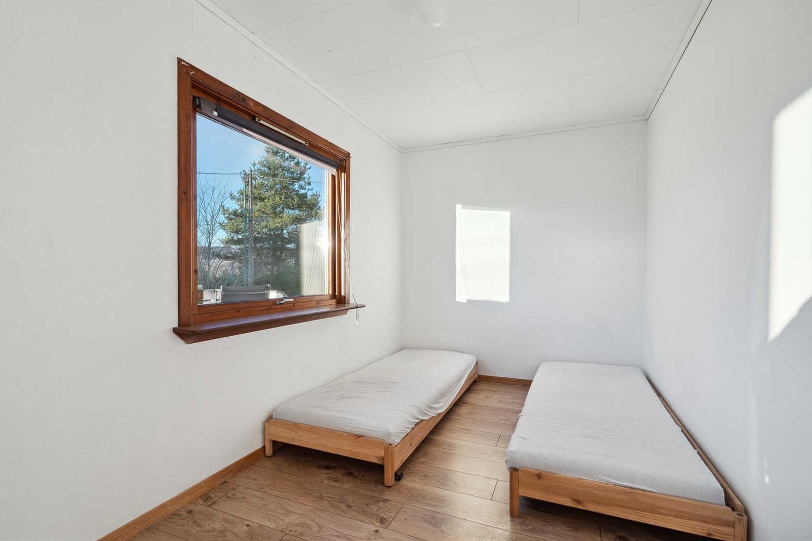 Soverom 2 med stor vindusflate som slipper inn mye naturlig lys. Galleribilde