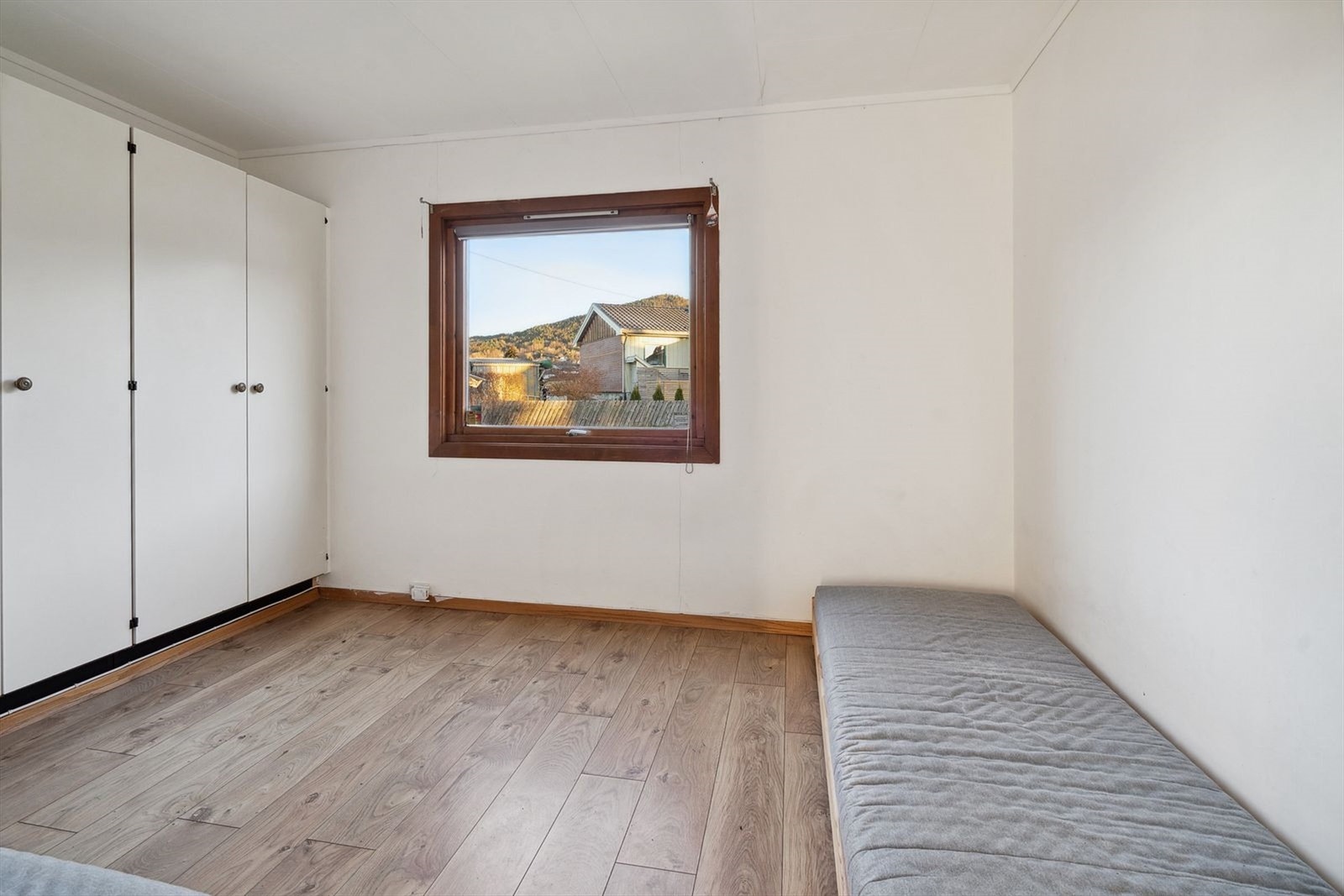 Soverom utstyrt med praktiske garderobeskap og plass til dobbeltseng. Galleribilde